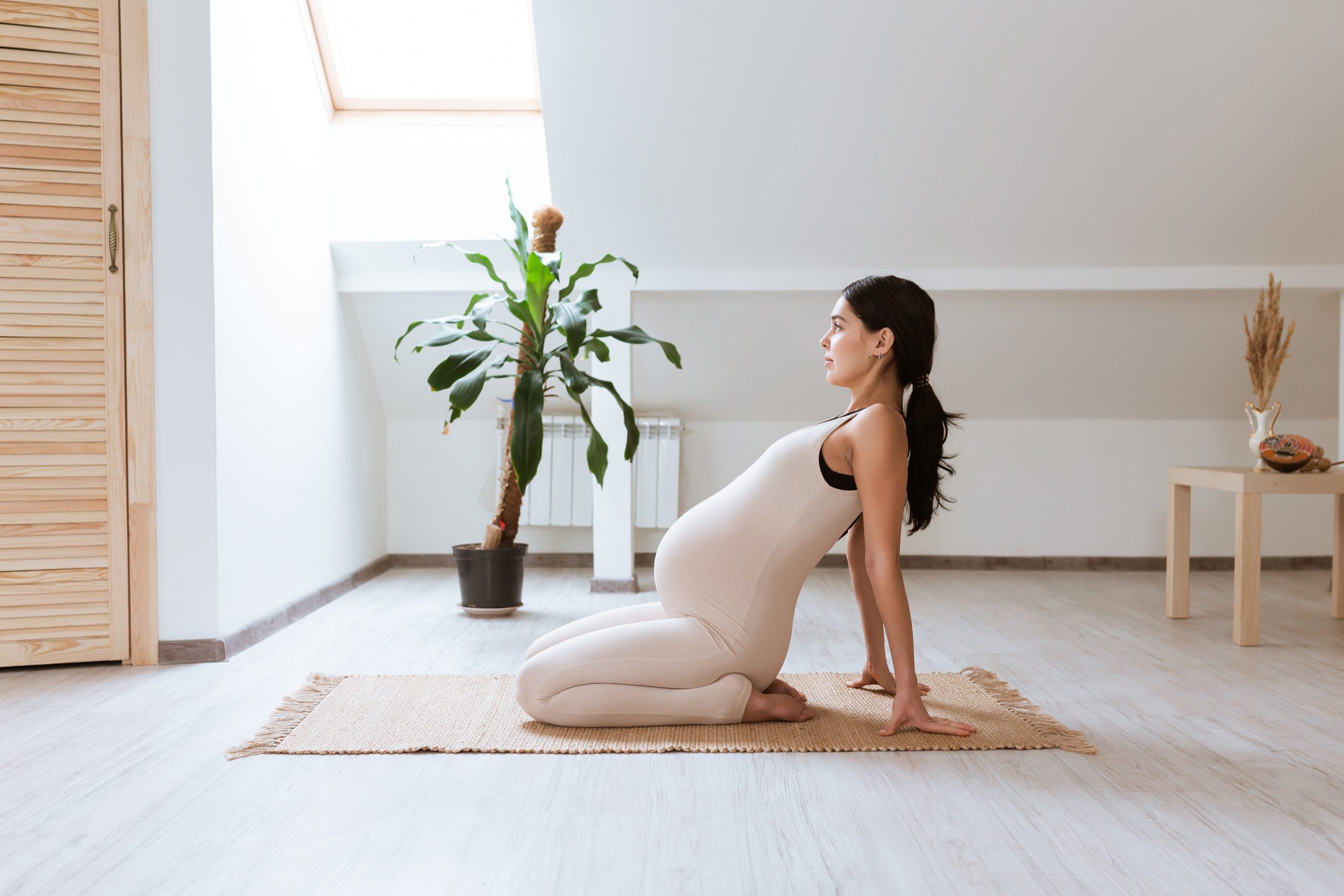 Kobieta robi ćwiczenia dna miednicy w ciąży