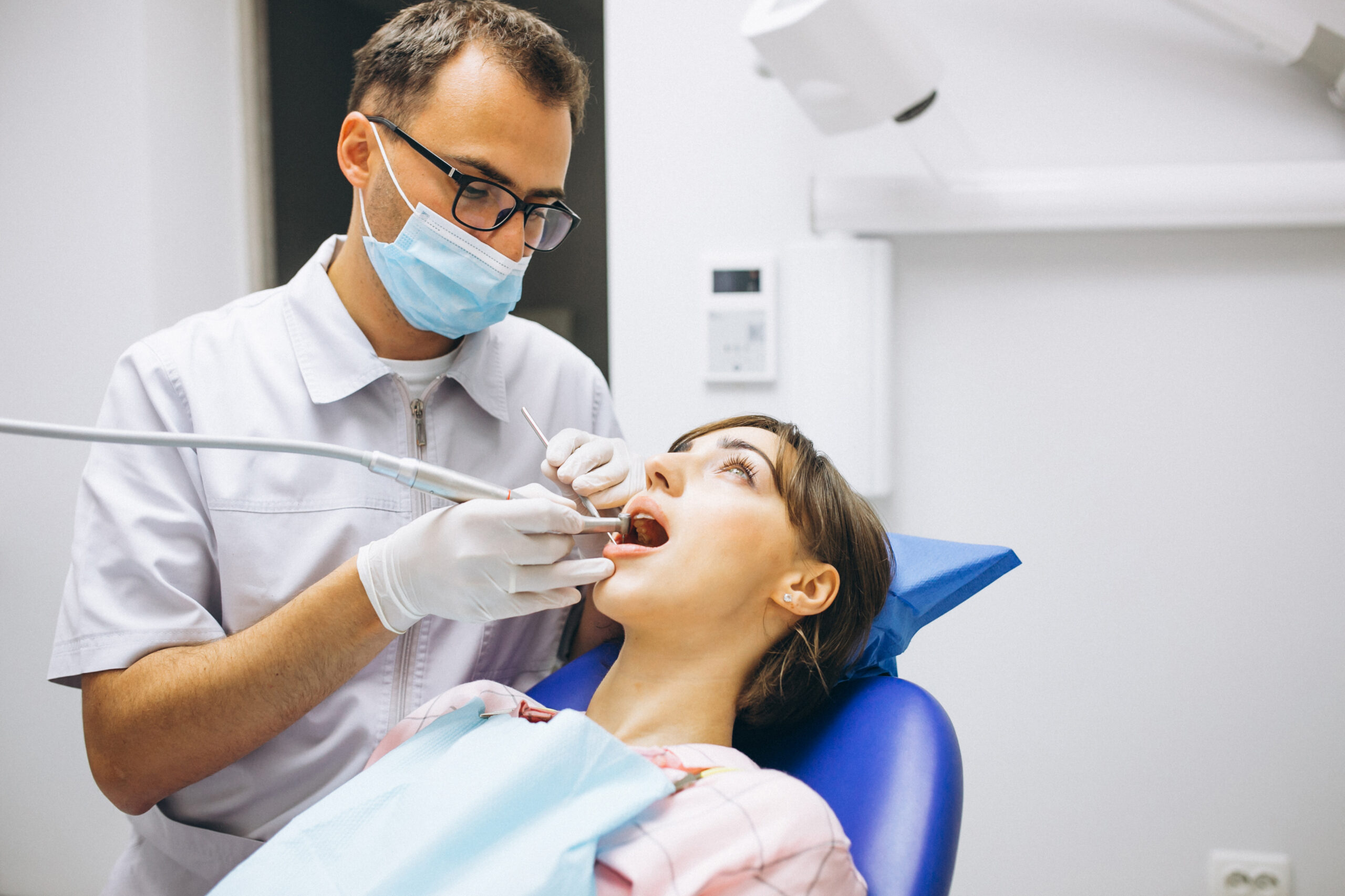 Kobieta u dentysty leczy zęba kanałowo